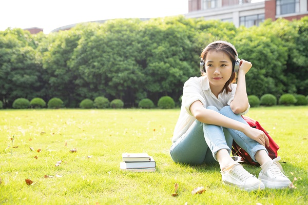 家在市医学院附近，请问秦学教育的收费贵吗？