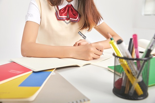 西安2022届艺考生文化课集训去哪里？秦学伊顿行不行？